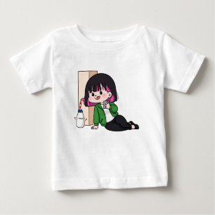 Cartoon-Mädchen trinkt Milch mit Telefon-Illustrat Baby T-shirt