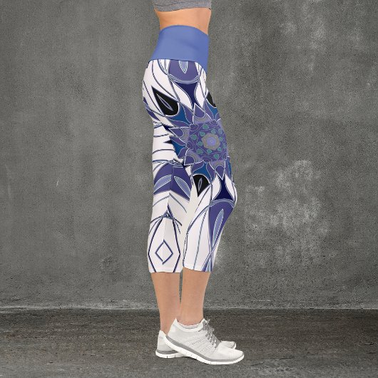 Cartoon Mandala Blume Blau Lila und weiß Capri Leggings