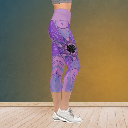 Cartoon Mandala Blume Lila Rosa und Blau Capri Leggings
