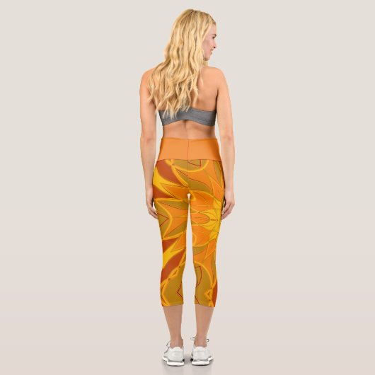 Cartoon Mandala Blume Orange Gelb und Rot Capri Leggings (Rückseite)