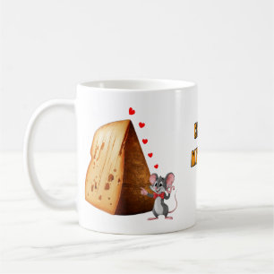 Cartoon Maus fällt in Liebe mit einem Käse auf ein Kaffeetasse