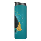 Cartoon NIFFLER™ mit Goldmünzen Thermosbecher (Nach rechts gedreht)