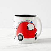 Cartoon of Fireman Holding His hose Zweifarbige Tasse (VorderseiteRechts)