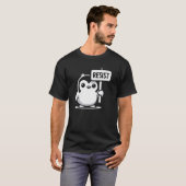Cartoon Penguin Holding "RESIST" Zeichen - B & W T-Shirt (Vorne ganz)