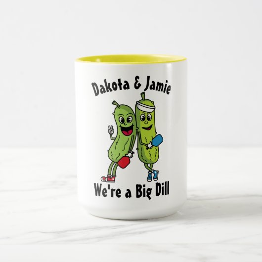 Cartoon Pickle Pair Pickleball Team Big Dill Tasse (Zentrum)