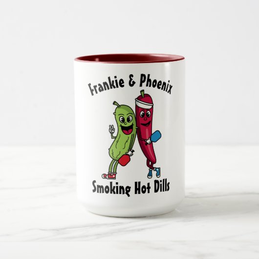 Cartoon Pickle und Pepper Pickleball Team Hot Dill Tasse (Zentrum)
