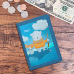 Cartoon Polarbär fischen Kid Blue Wallet Tri-fold Geldbeutel<br><div class="desc">Ein zauberhaftes blaues Portemonnaie für Kinder mit einem niedlichen Cartoon Eisbär,  der von einem Angeltag zurückkommt. Personalisieren Sie es mit dem Namen des Kindes mithilfe der bereitgestellten Vorlage . © ArianeC Illustrations-Alle Rechte vorbehalten</div>