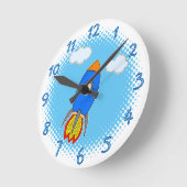 Cartoon-Rakete in Blue Sky-Halftones Runde Wanduhr (Winkel)