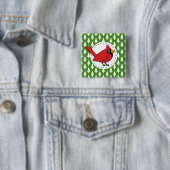 Cartoon Red Kardinal auf Green White Pines Muster Button (Beispiel)