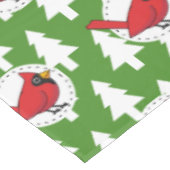 Cartoon Red Kardinal auf Green White Pines Muster Tischdecke (Schrägansicht)