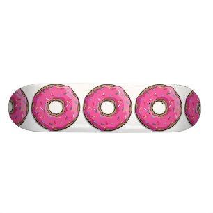 Cartoon-rosa Krapfen mit besprüht Skateboard