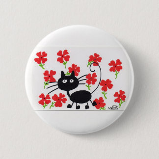 Cartoon-schwarze Katze und rote Blumen Button