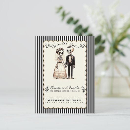 Cartoon Skelettbräune + Bräutigam Save the Date Ankündigungspostkarte (Stehend Vorderseite)