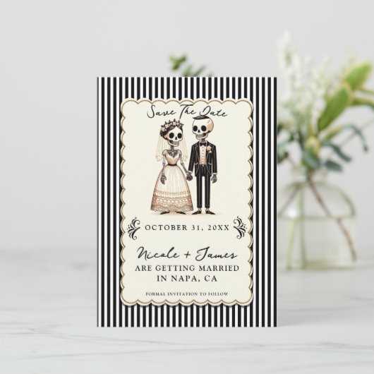 Cartoon Skelettbräune + Bräutigam Save the Date Einladung (Stehend Vorderseite)