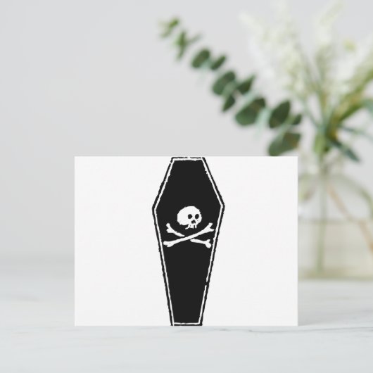 Cartoon Skull and Cross Bones in Coffin by Chillee Postkarte (Stehend Vorderseite)