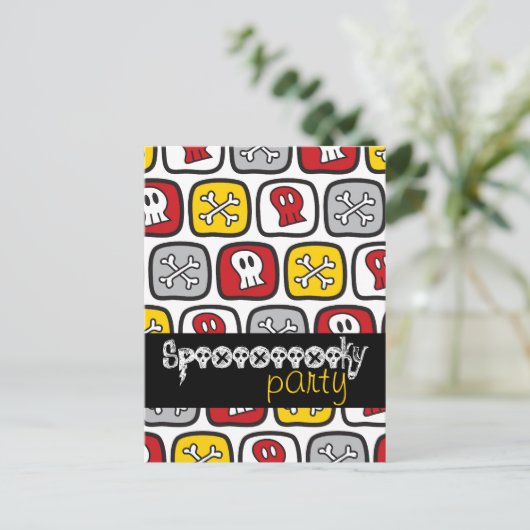 Cartoon Skulls & Knochen Muster Halloween-Party Einladungspostkarte (Stehend Vorderseite)