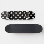 Cartoon Skulls mit Star Bow auf schwarzem Hintergr Skateboard (Horizontal)