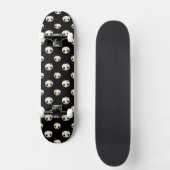 Cartoon Skulls mit Star Bow auf schwarzem Hintergr Skateboard (Vorderseite)