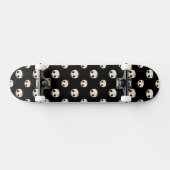 Cartoon Skulls mit Star Bow auf schwarzem Hintergr Skateboard (Horizontal)