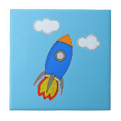 Cartoon Space Rocket in Blue Sky Fliese (Vorderseite)