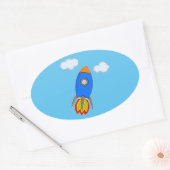 Cartoon Space Rocket in Blue Sky Ovaler Aufkleber (Umschlag)