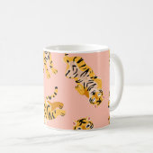 Cartoon Tiger, rosa Vintages Muster. Kaffeetasse (VorderseiteRechts)