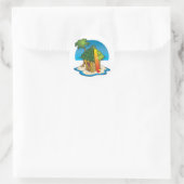 Cartoon Tiki Hut mit Surfboard und Palm Runder Aufkleber (Tasche)