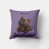 Cartoon Tortoiseshell Kitten auf Lila Polster (Rückseite)