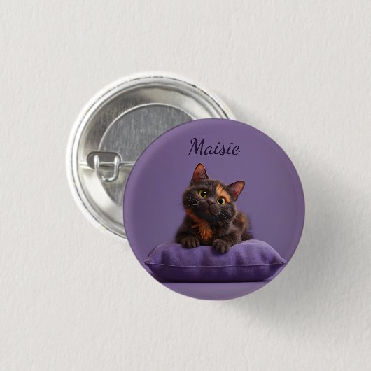 Cartoon Tortoiseshell Kitten auf Lila Polster Button (Vorne & Hinten)
