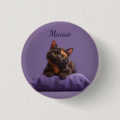 Cartoon Tortoiseshell Kitten auf Lila Polster Button (Vorderseite)