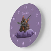 Cartoon Tortoiseshell Kitten auf Lila Polster Große Wanduhr (Winkel)