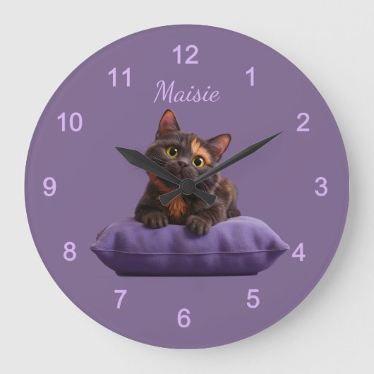 Cartoon Tortoiseshell Kitten auf Lila Polster Große Wanduhr (Vorderseite)