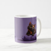 Cartoon Tortoiseshell Kitten auf Lila Polster Kaffeetasse (VorderseiteRechts)