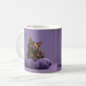 Cartoon Tortoiseshell Kitten auf Lila Polster Kaffeetasse (Vorderseite Links)