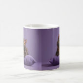 Cartoon Tortoiseshell Kitten auf Lila Polster Kaffeetasse (Mittel)