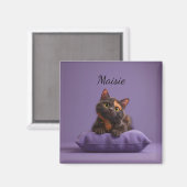 Cartoon Tortoiseshell Kitten auf Lila Polster Magnet (Vorderseite/Rückseite)