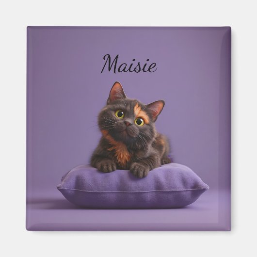 Cartoon Tortoiseshell Kitten auf Lila Polster Magnet (Vorne)