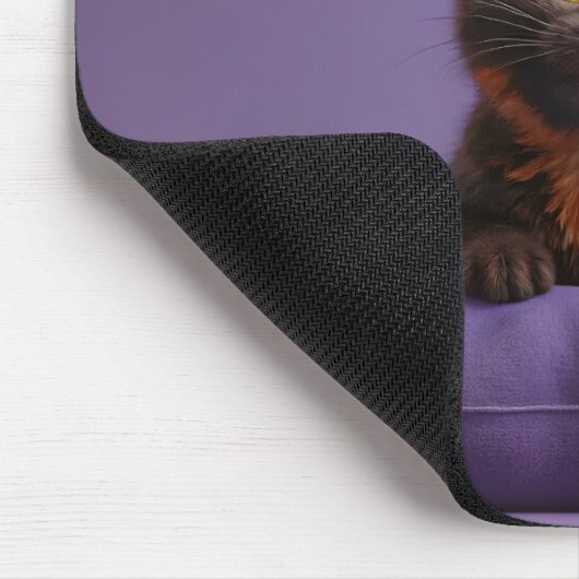 Cartoon Tortoiseshell Kitten auf Lila Polster Mousepad (Ecke)