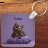 Cartoon Tortoiseshell Kitten auf Lila Polster Schlüsselanhänger (Rückseite)