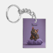 Cartoon Tortoiseshell Kitten auf Lila Polster Schlüsselanhänger (Vorderseite links)