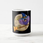 Cartoon Wizard Owl Flying on Broom Kaffeetasse (Mittel)