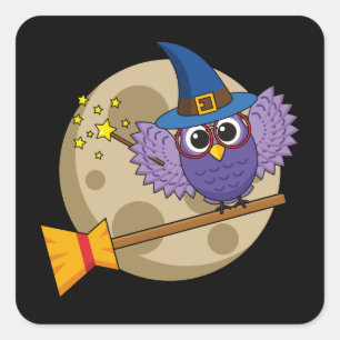 Cartoon Wizard Owl Flying on Broom Quadratischer Aufkleber