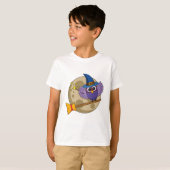 Cartoon Wizard Owl Flying on Broom T-Shirt (Vorne ganz)