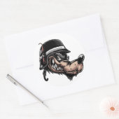 Cartoon Wolf mit Dynamit auf seinem deutschen Helm Runder Aufkleber (Umschlag)