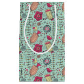 Cartoonblumenmuster mit Vögeln Kleine Geschenktüte (Vorderseite)