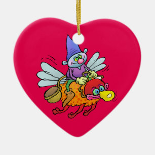 Cartoonillustration eines Gnome, der eine Biene Keramik Ornament
