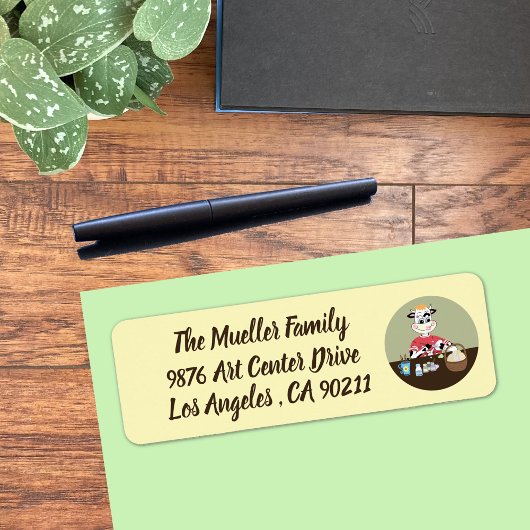 Cartoonkuh, die Ostereier malt