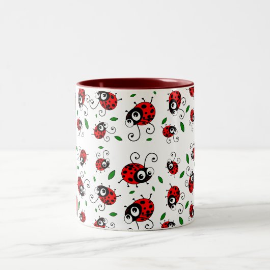 Cartoonmarienkäfermuster Zweifarbige Tasse (Mittel)