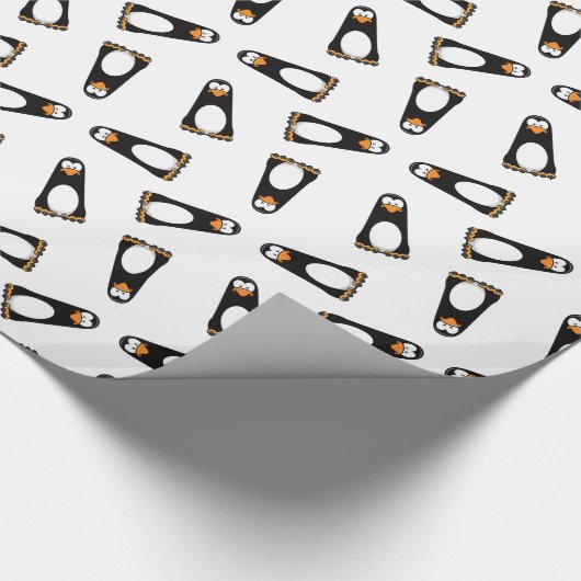 Cartoonnachdenklicher Penguin auf weißem Geschenkpapier (Ecke)