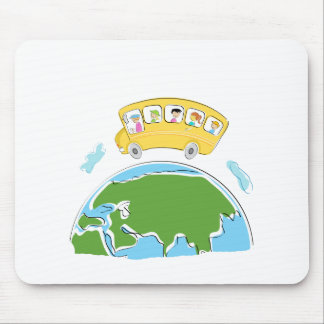 Cartoonschulbus auf Erde globe.png Mousepad